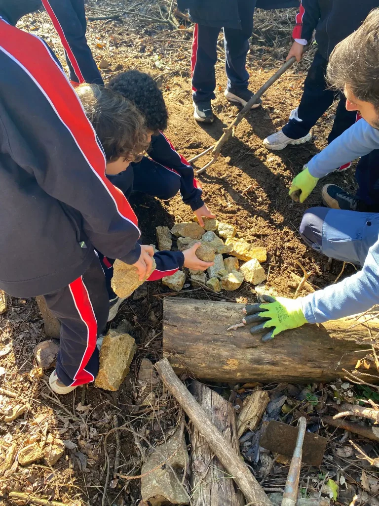 Taller bioconstrucción colocando piedras