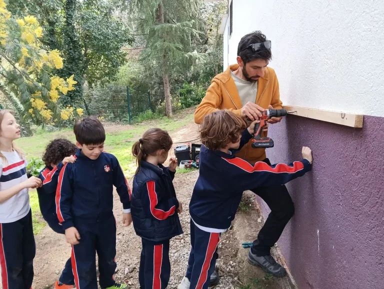 Taller bioconstrucción haciendo agujeros